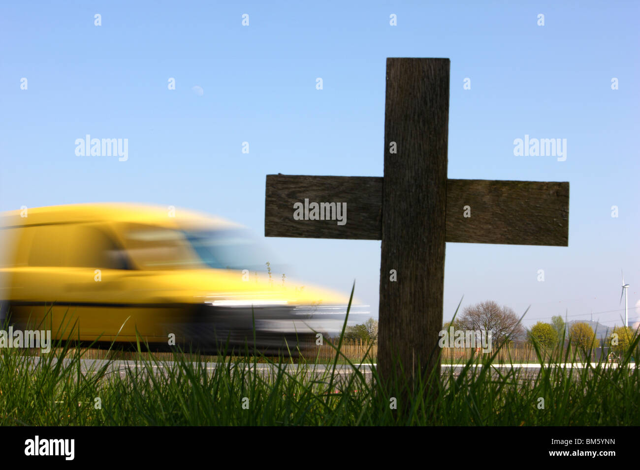 Lato strada croce, segna un punto in cui una persona è stata uccisa in un incidente di macchina sulla strada di un paese. Foto Stock