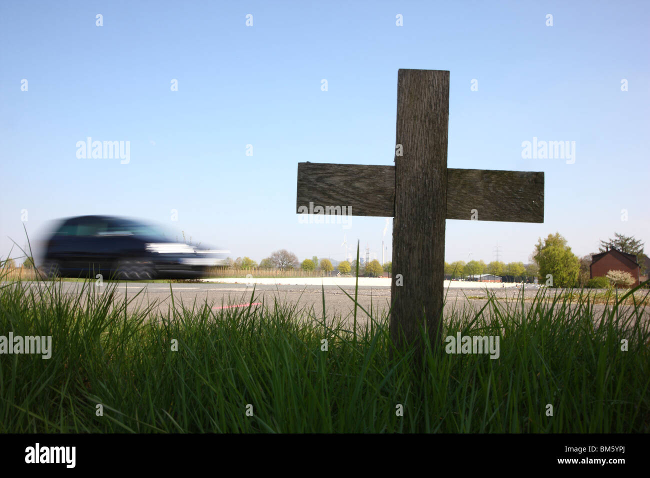 Lato strada croce, segna un punto in cui una persona è stata uccisa in un incidente di macchina sulla strada di un paese. Foto Stock