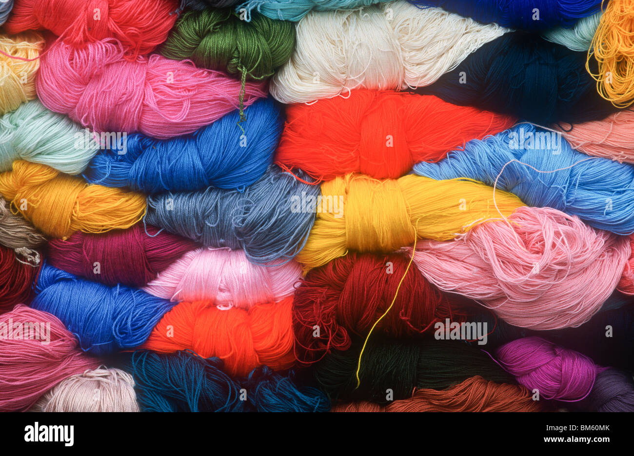 La lana per la vendita, sul mercato Saquisili, Ecuador Foto Stock