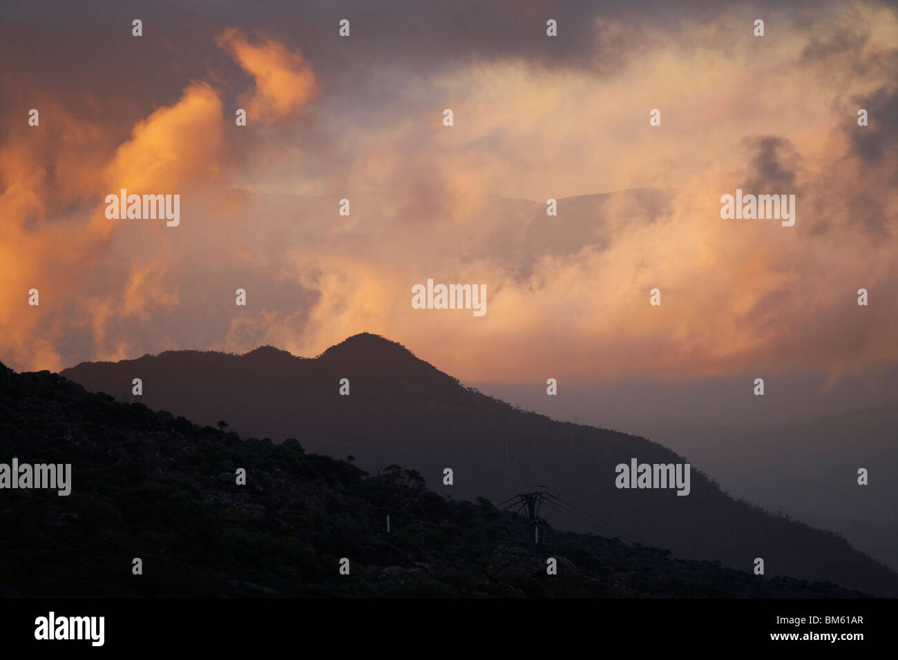 Ultima luce del giorno e le nuvole sopra il Monte Wellington, Hobart, Tasmania, Australia Foto Stock