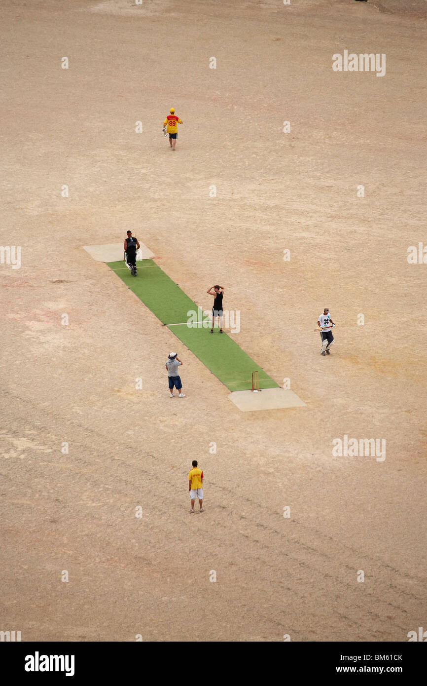 Giocare a cricket sulla ghiaia storico il calcio e il cricket ovale, Queenstown, Western Tasmania, Australia Foto Stock