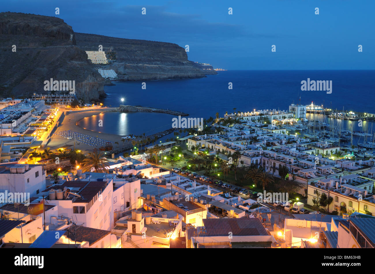 Puerto de Mogan di notte. Grand Isola Canarie Spagna Foto Stock