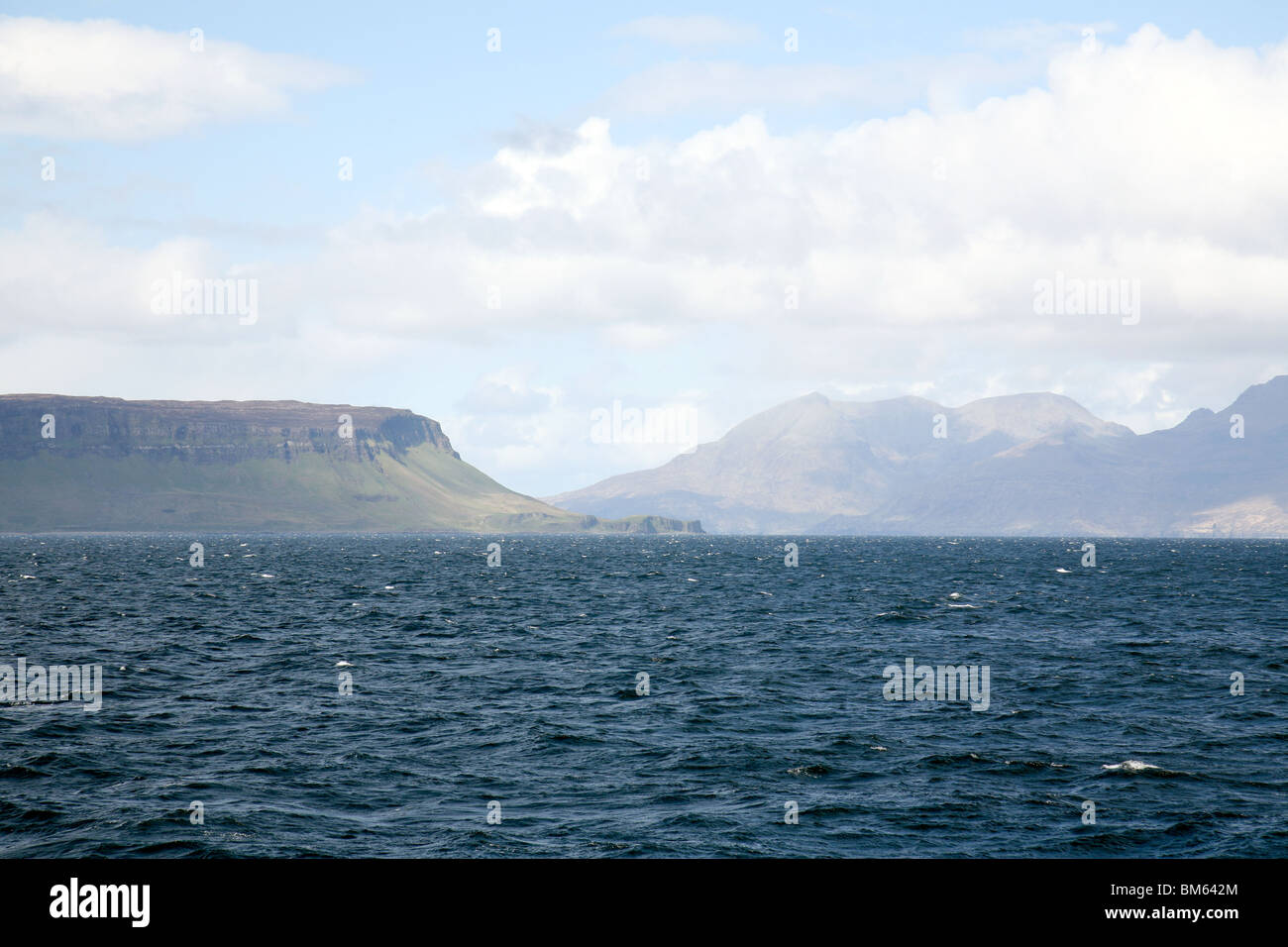 Le isole di Eigg (a sinistra) e RUM (a destra), viste dal mare, le Western Isles, Scotland, Regno Unito Foto Stock