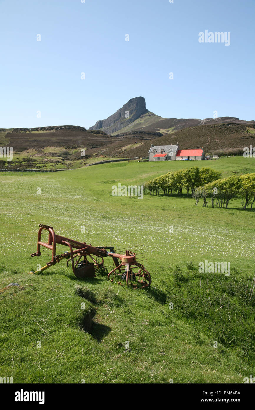 Vista sulla campagna, Isola di Eigg con un Sgurr in background, Eigg, Western Isles della Scozia, Regno Unito Foto Stock