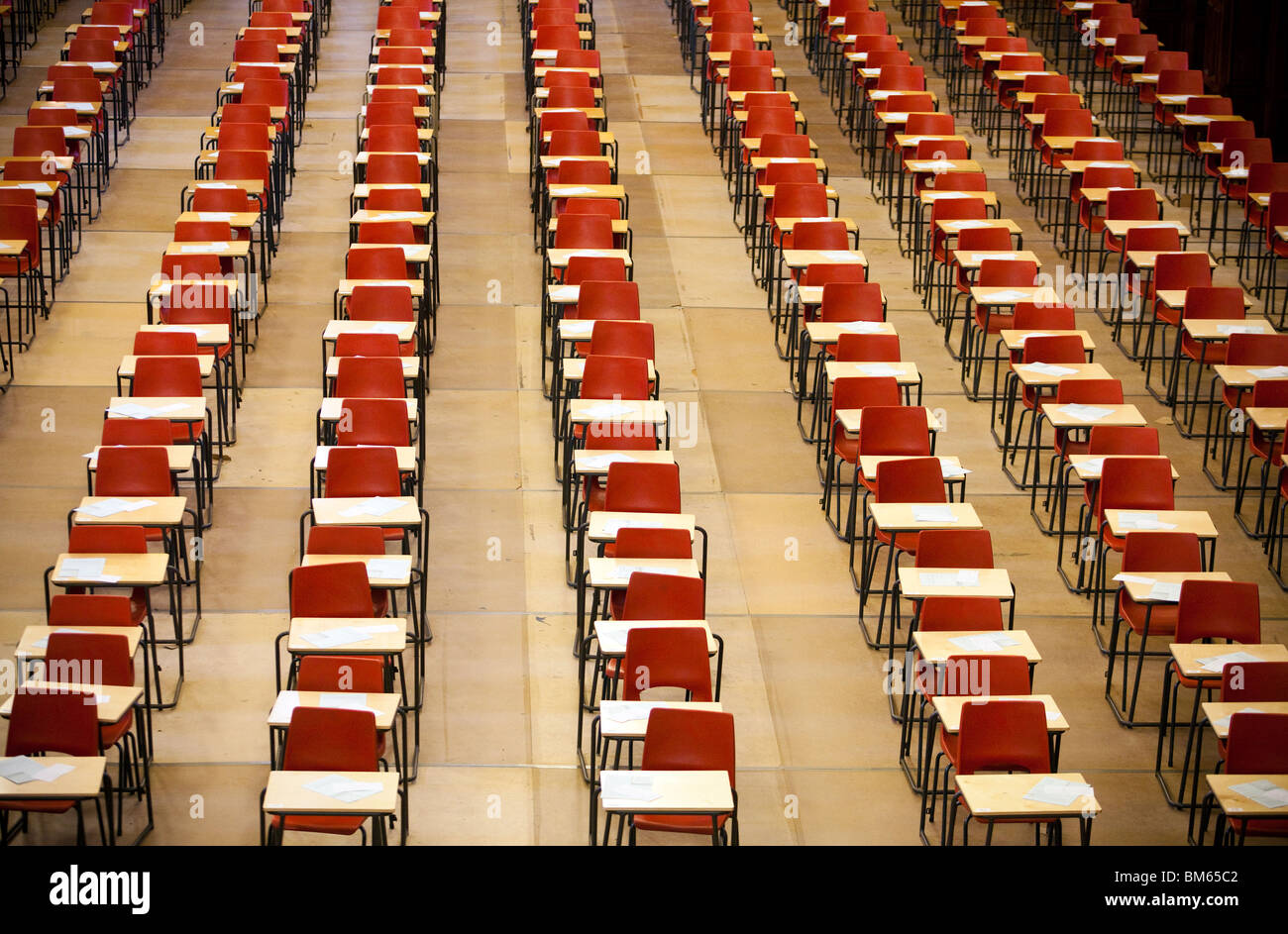 Righe di sedie e tavoli esposti nella sala grande a Univeristy di Birmingham, Inghilterra pronta per gli studenti per sostenere gli esami Foto Stock