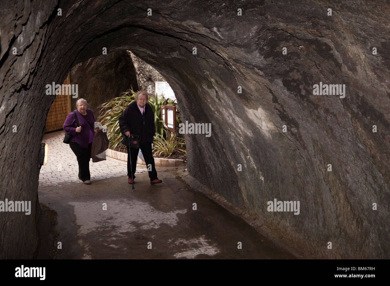 Regno Unito, Inghilterra, Devon, Ilfracombe, gallerie spiagge i visitatori nel tunnel che conduce alla spiaggia Foto Stock