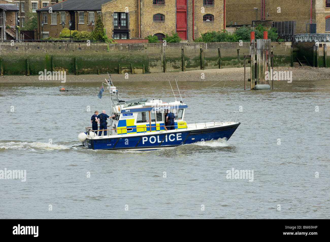 Barca di polizia sul fiume Tamigi Foto Stock