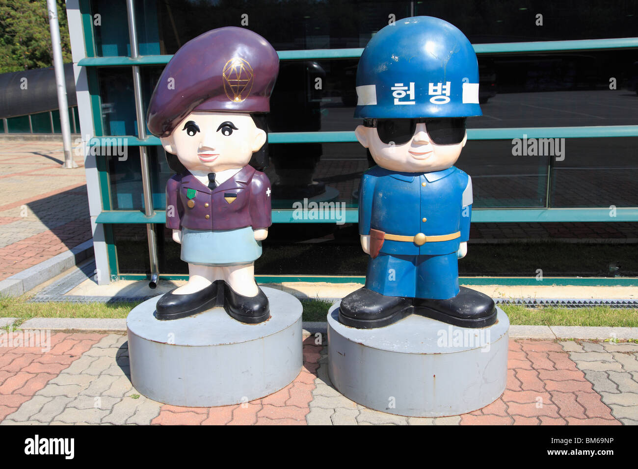 Cartoon ROC Soldier statue Terzo Tunnel scavati dalla Corea del Nord di invadere la Corea del Sud, vicino a Panmunjom, DMZ, Corea del Sud Foto Stock