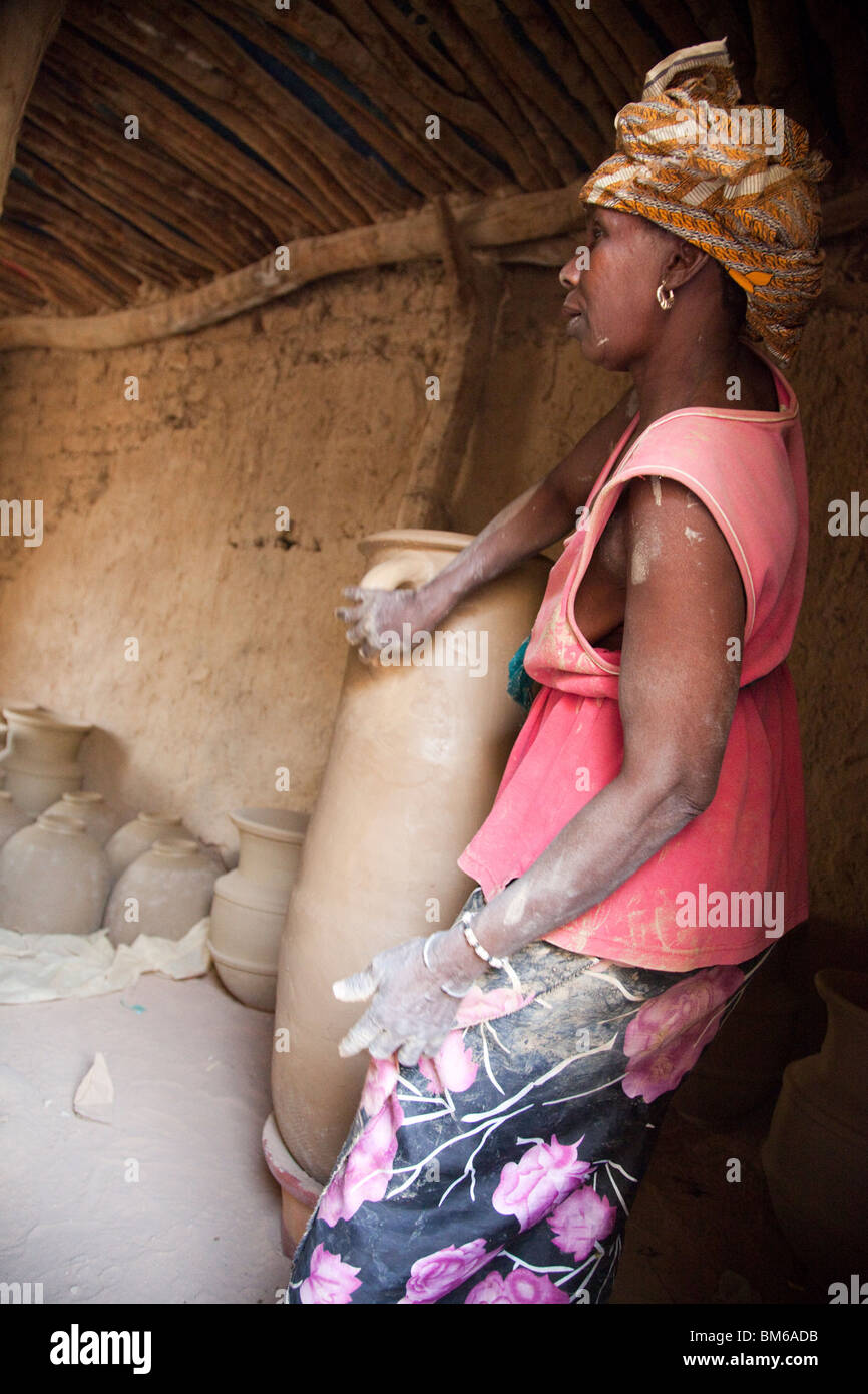 Nel villaggio di Kalabougou vicino a Segou, Mali, le donne hanno lavorato per secoli come i tradizionali ceramisti. Foto Stock