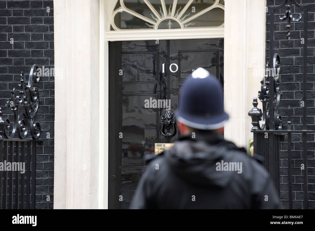 10 Downing Street, con guardia di polizia defocused all'esterno Foto Stock