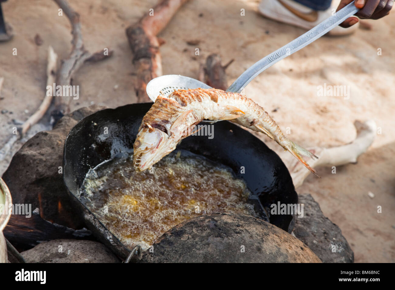 Una donna vende pesce fritto per i viaggiatori al traghetto per Djenne, Mali. Foto Stock