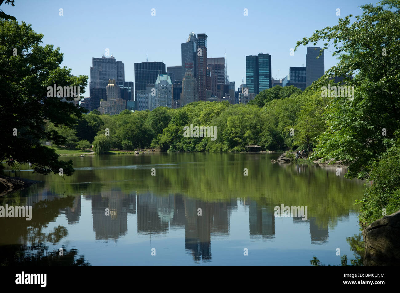 Sullo skyline di New York si riflette nel Central Park Lake a New York il giovedì, 20 maggio 2010. (© Francesca M. Roberts) Foto Stock