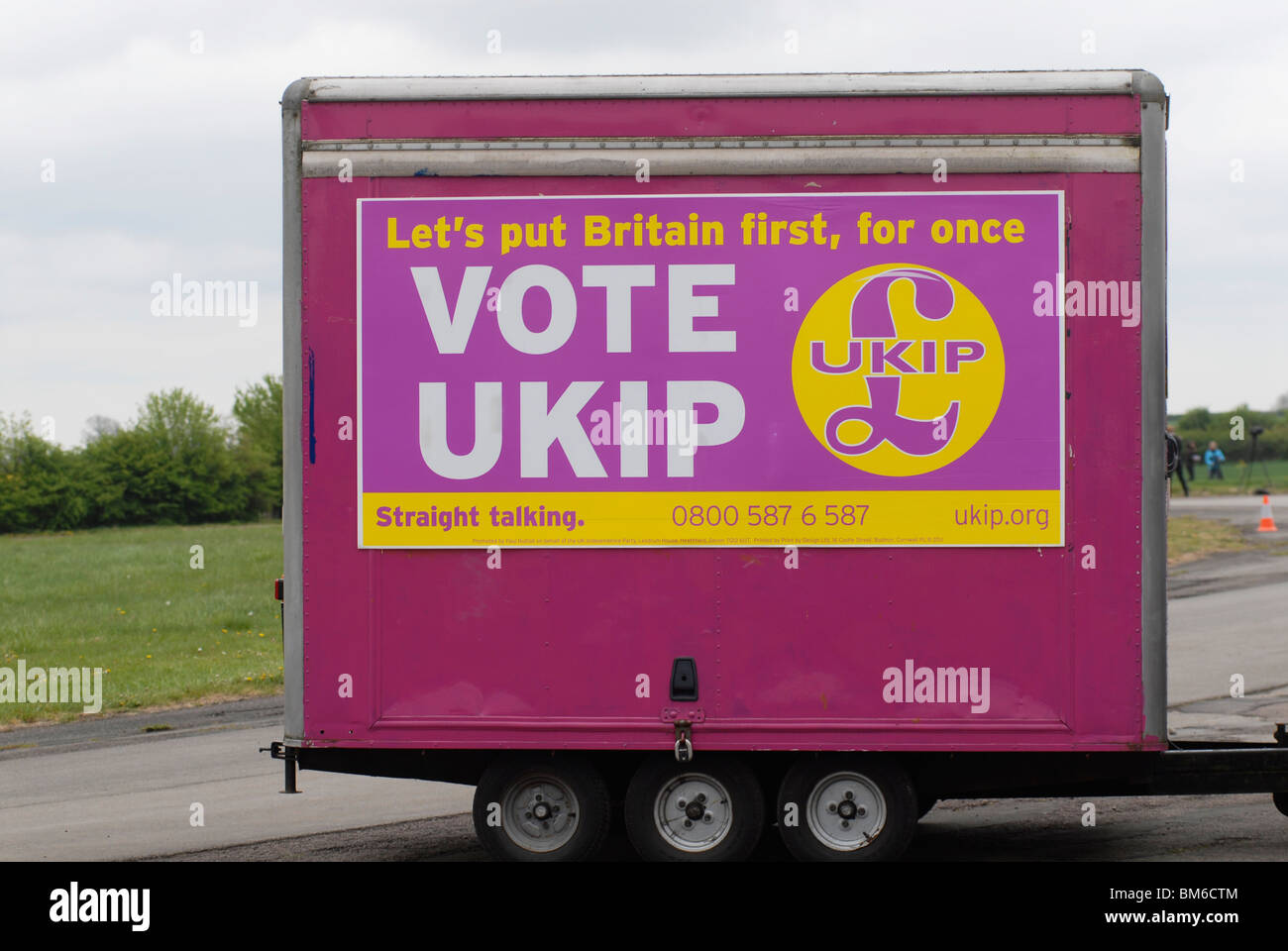 Banner UKIP a Hinton in siepi, Northamptonshire, Regno Unito su 06-05-2010. Foto Stock