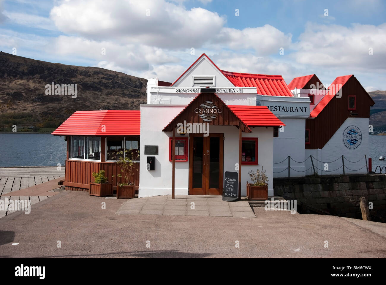 Il Crannog Seafood Restaurant Fort William Pier A82 da Pass Lochaber Highlands scozzesi Scotland Regno Unito Regno Unito Foto Stock