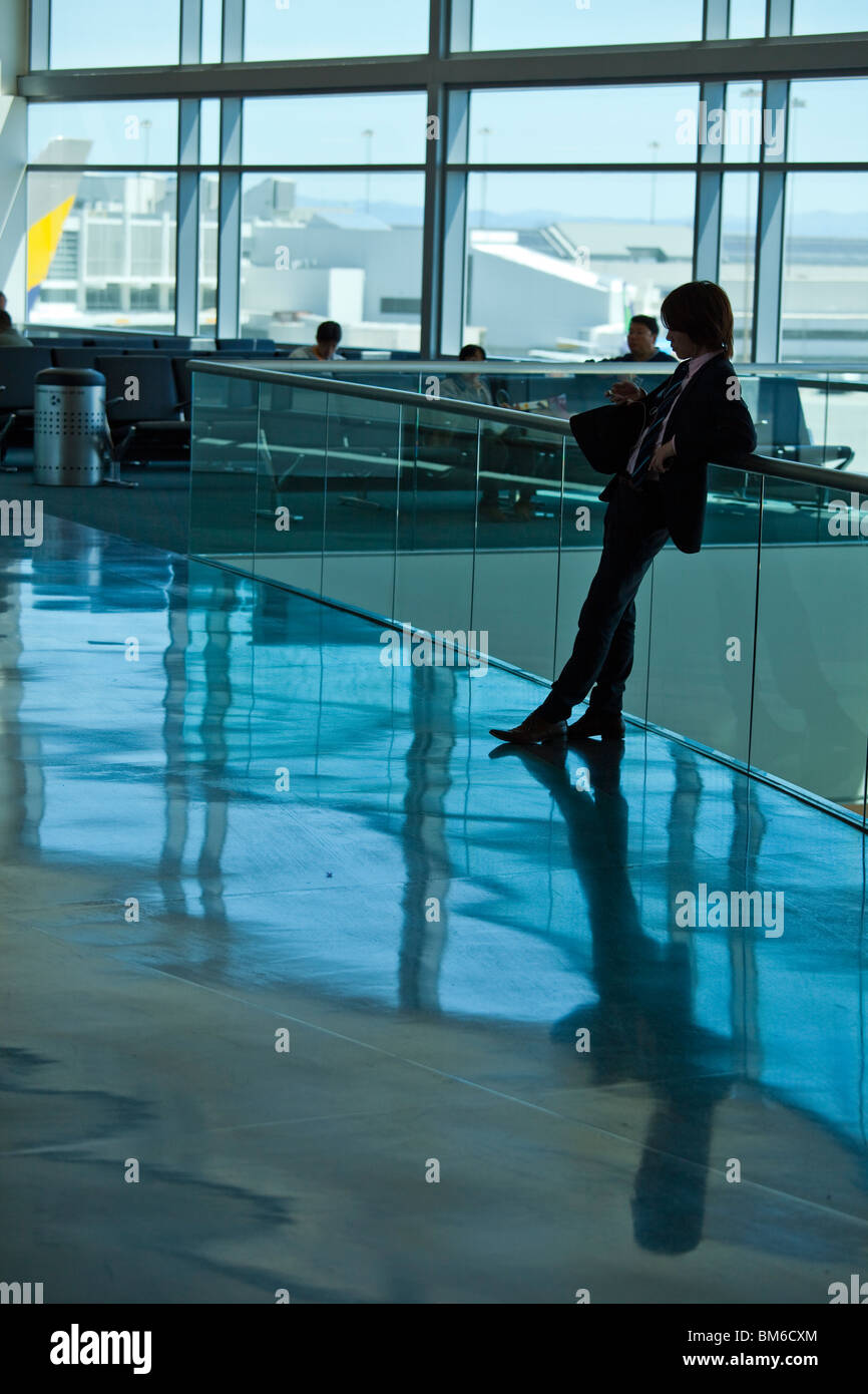 Elegante giovane giapponese uomo in aeroporto SFO Foto Stock