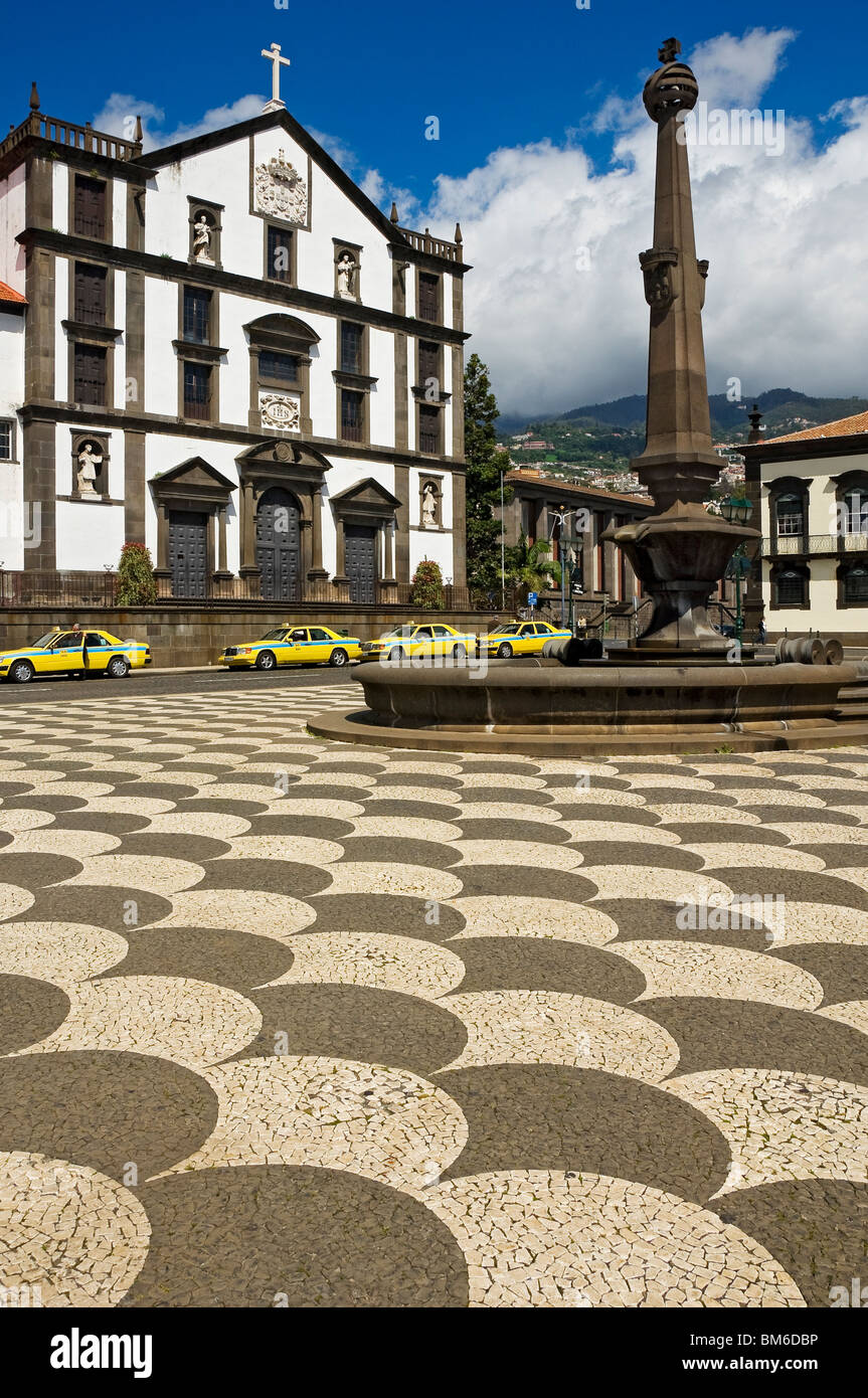 Pavimentazione a mosaico tradizionale nel centro della città Chiesa di Sao Joao Evangelista, Praca do Municipio, Funchal Madeira Portogallo EU Europe Foto Stock