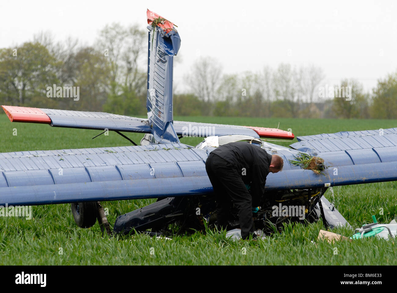 Un incidente aereo che coinvolgono candidati UKIP Nigel Farage a Hinton in siepi, Northamptonshire, 06-05-2010. Foto Stock