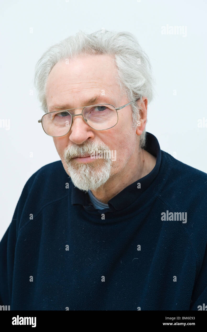 Scozzesi nato artista Harry Holland riconosciuto come uno di Gran Bretagna migliori pittori figurativi raffigurata nel suo studio di Cardiff Foto Stock