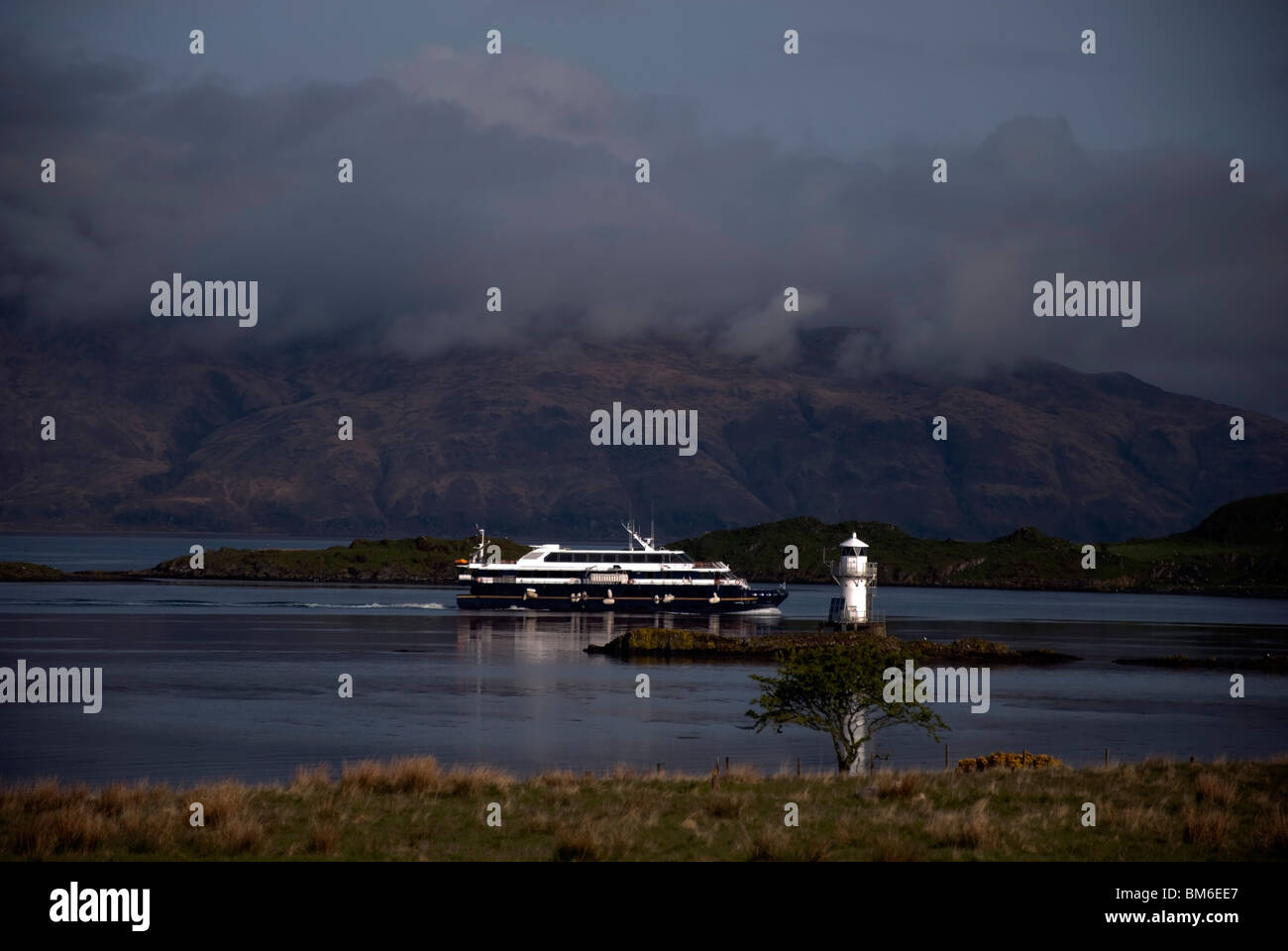 MV signore del Glens passando Sgeir Bhuidhe faro in Loch Linnhe Argyll Scozia Scotland Foto Stock