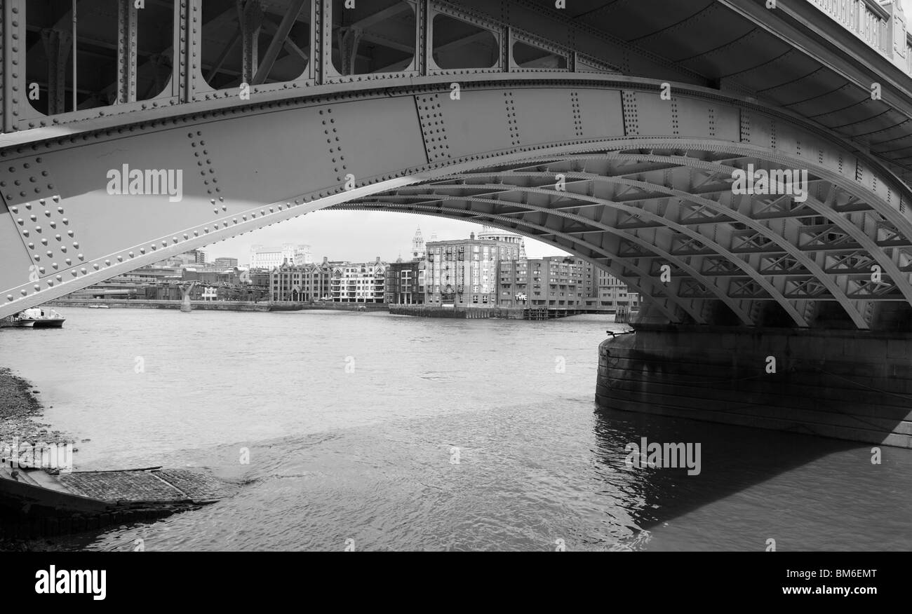 Una vista del fiume Tamigi Banca da sotto il ponte di Southwark, Londra, Regno Unito. Foto Stock