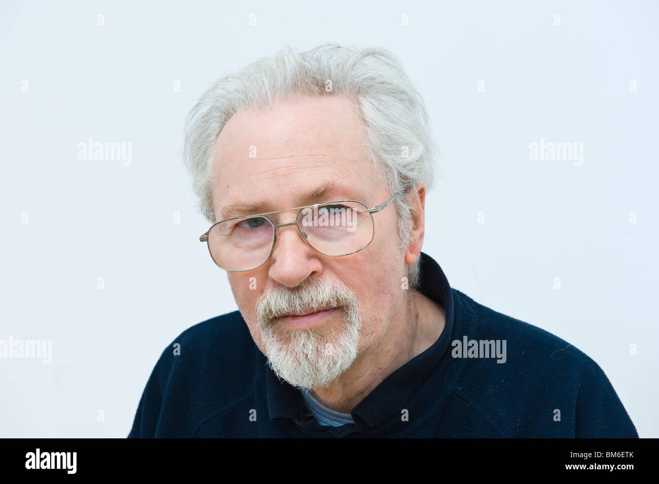 Scozzesi nato artista Harry Holland riconosciuto come uno di Gran Bretagna migliori pittori figurativi raffigurata nel suo studio di Cardiff Foto Stock