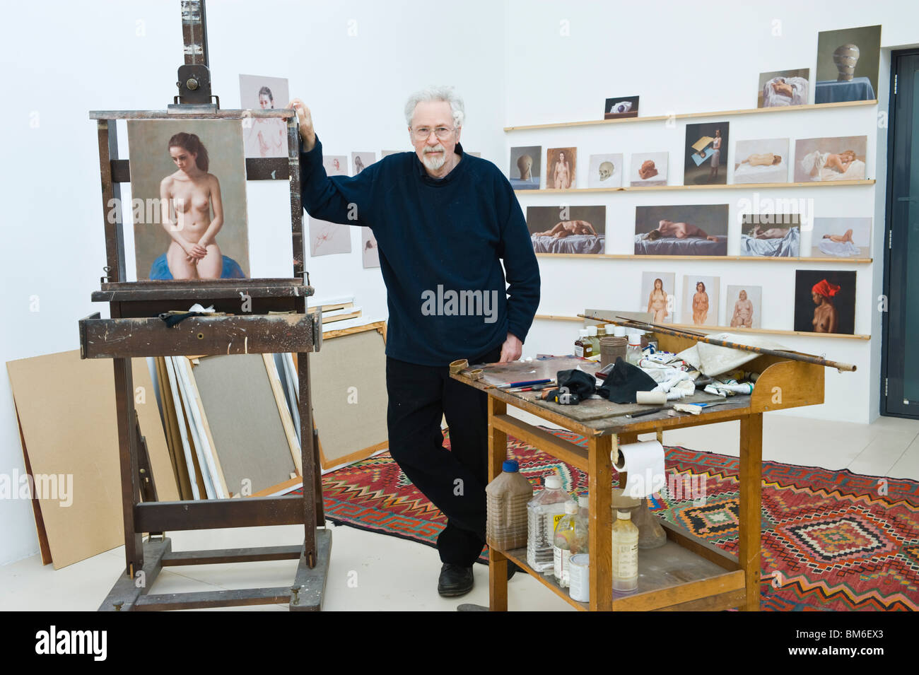 Scozzesi nato artista Harry Holland riconosciuto come uno di Gran Bretagna migliori pittori figurativi raffigurata nel suo studio di Cardiff Foto Stock