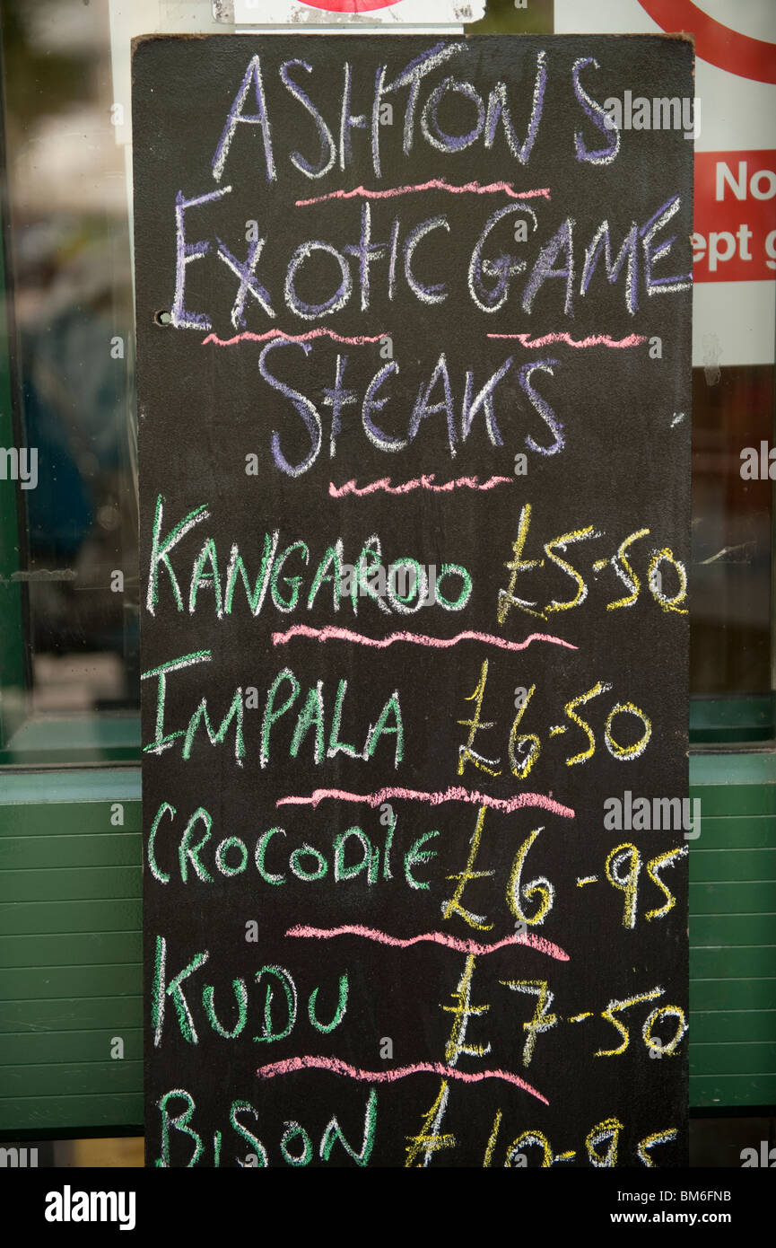Elenco di segno gioco esotico bistecche [kangaroo, impala, coccodrillo, bison] fuori Ashtons carne e pesce di venditori, Cardiff Wales UK Foto Stock