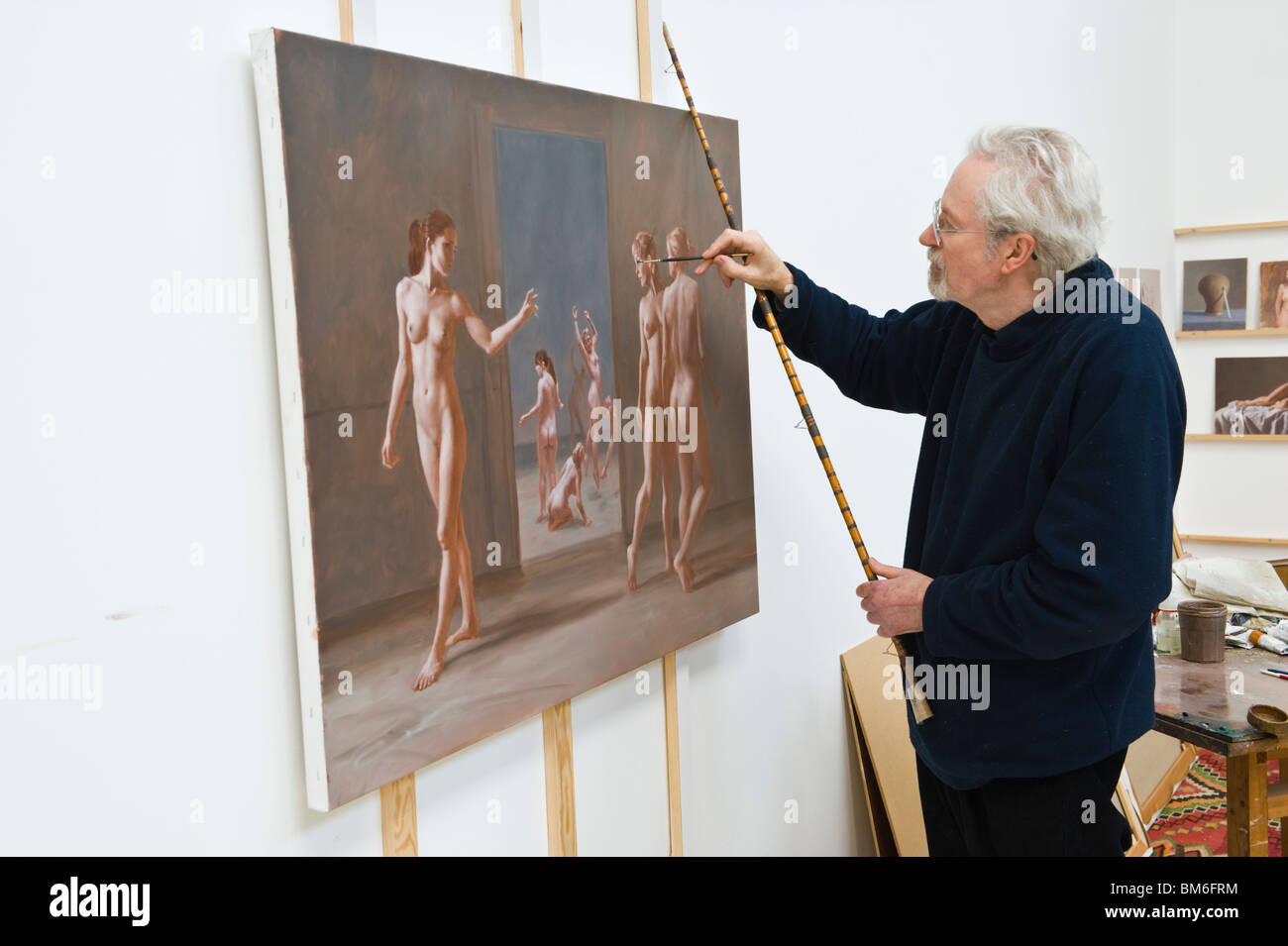 Scozzesi nato artista Harry Holland riconosciuto come uno di Gran Bretagna migliori pittori figurativi raffigurata nel suo studio di Cardiff Foto Stock