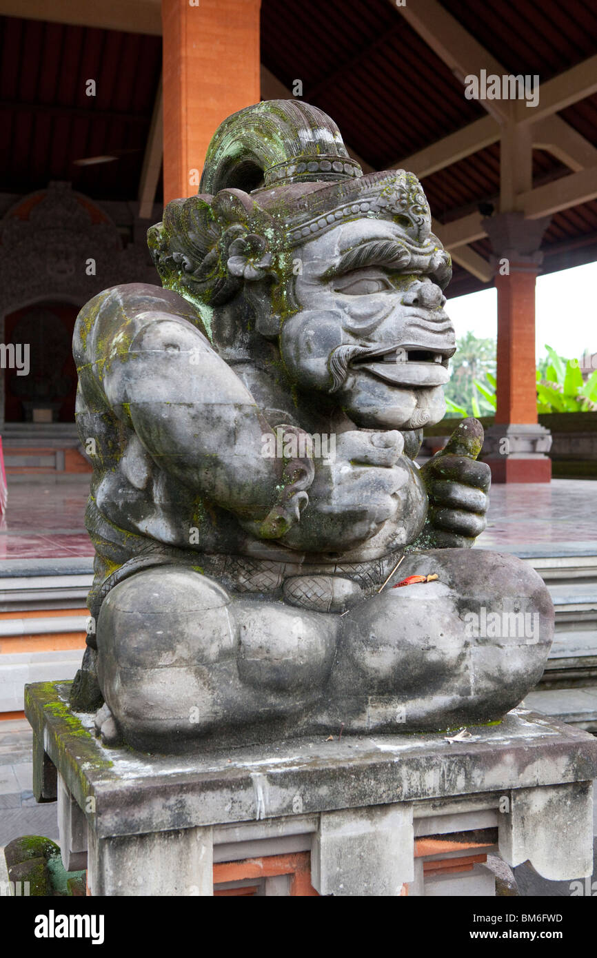 Demon statua in un giardino del tempio di Bali, Indonesia Foto Stock