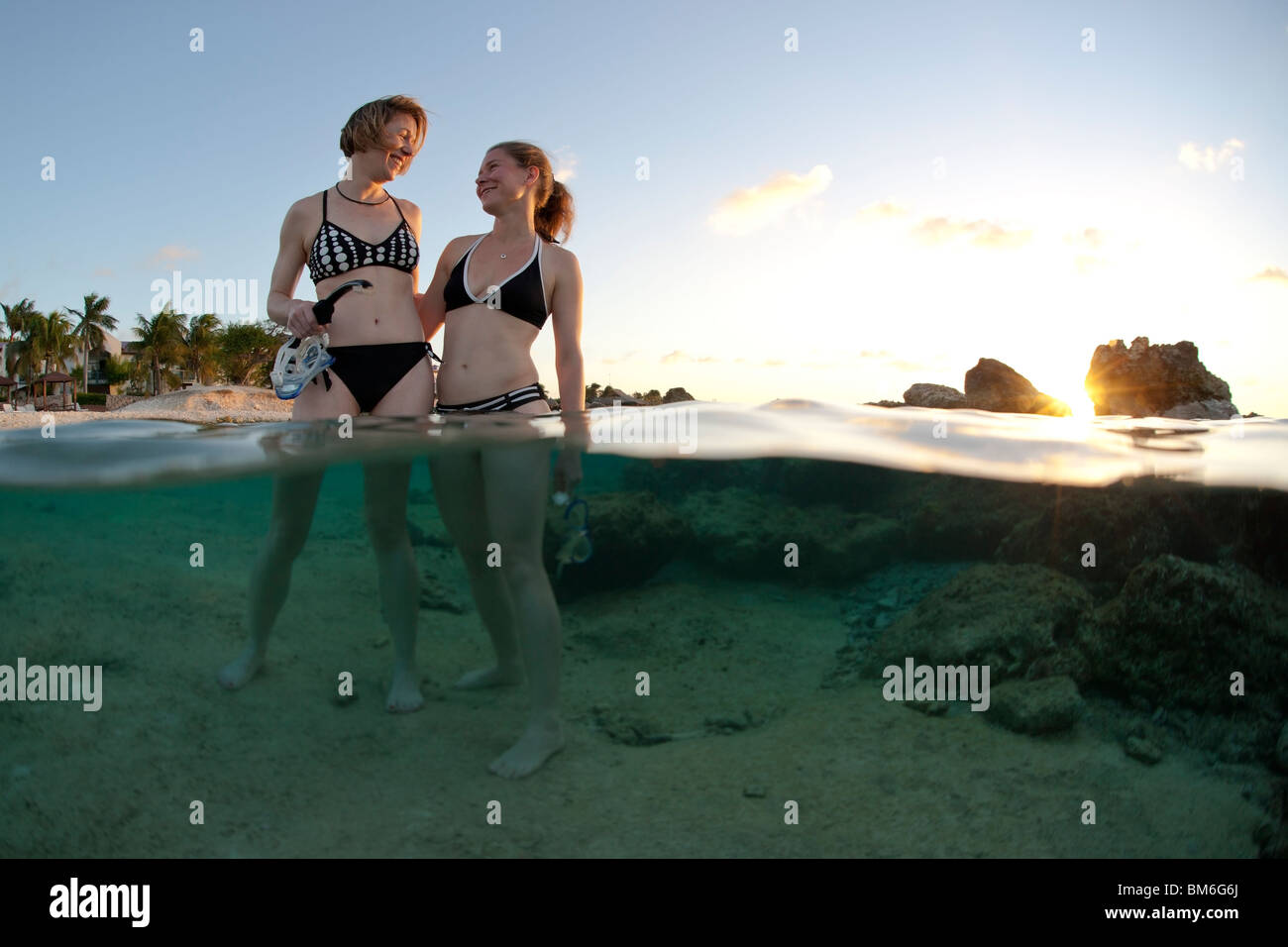 Sotto e sopra di immagine di snorkeling wading in acqua Foto Stock