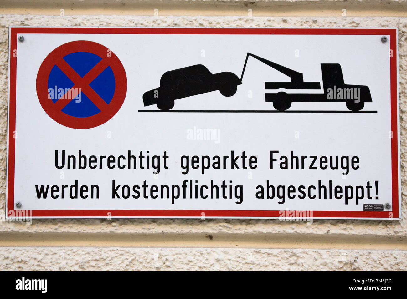 Un segno avverte la gente che impropriamente automobili parcheggiate sarà trainato a Monaco di Baviera, Germania. Foto Stock