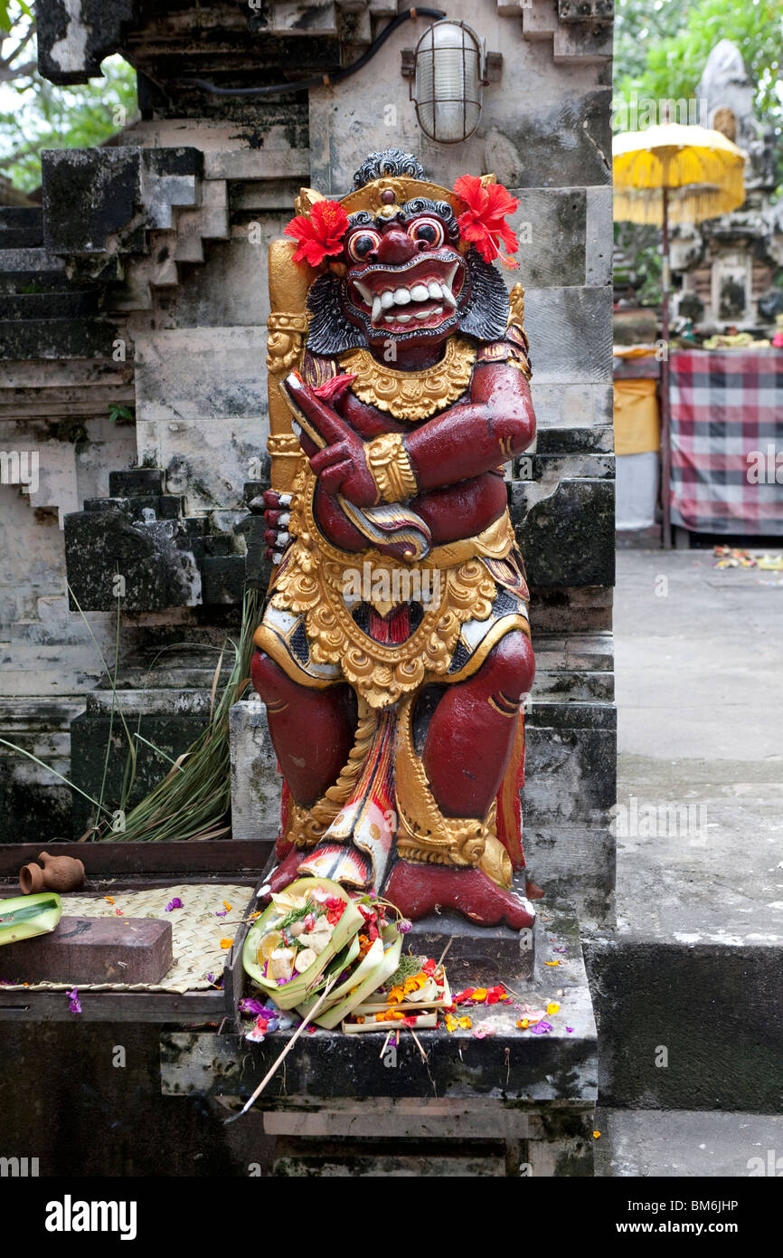 Dipinto statua in corrispondenza di un ingresso del tempio a Bali, in Indonesia Foto Stock