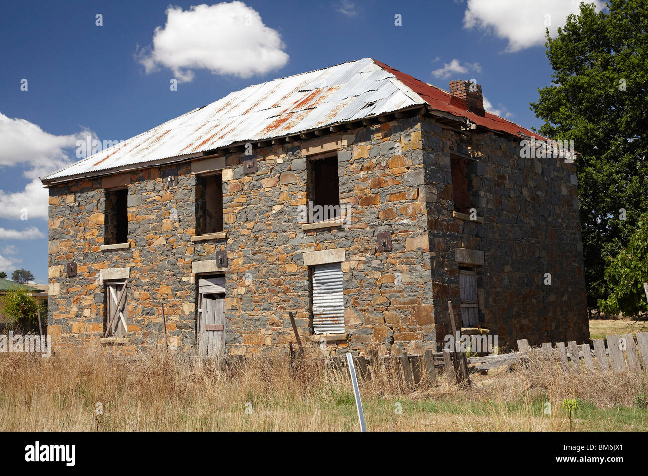 Abbandonata storico edificio in pietra, bianco colline vicino al Launceston, nel nord della Tasmania, Australia Foto Stock