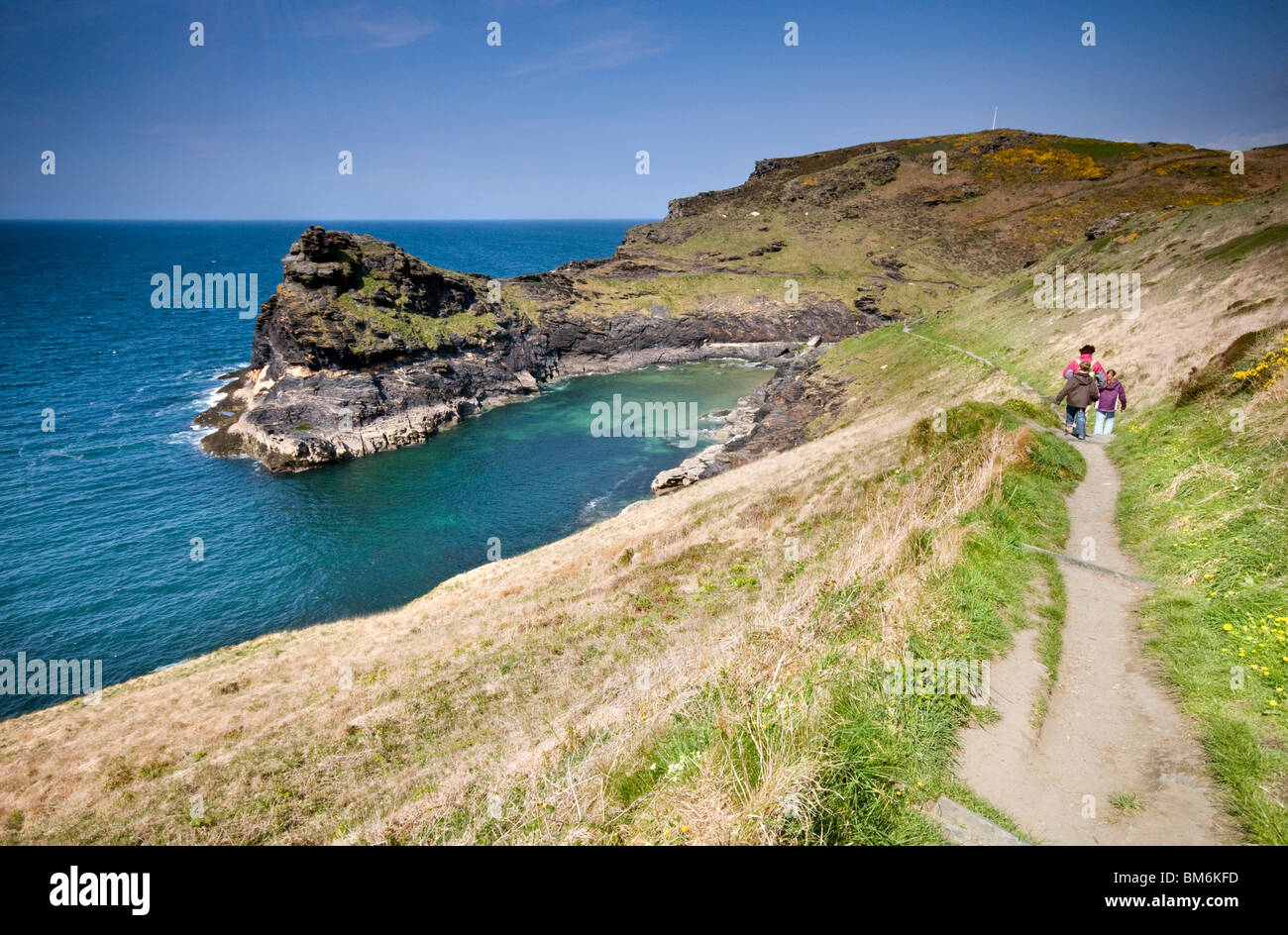 Una famiglia a piedi lungo la costa sud occidentale il percorso nei pressi di Boscastle nel North Cornwall, England, Regno Unito Foto Stock