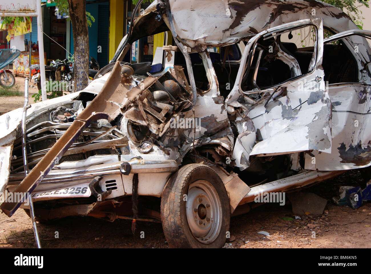 Dopo la vista di una pesante crash incidente di auto in Kerala. Foto Stock