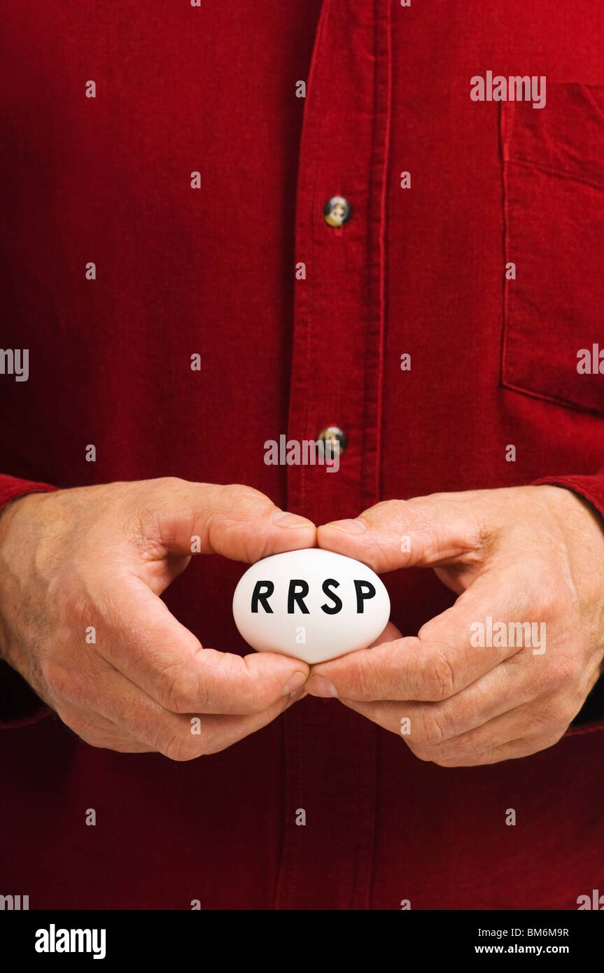 L uomo può contenere uova con RRSP scritto su di esso - registrato un piano di risparmio previdenziale in Canada Foto Stock