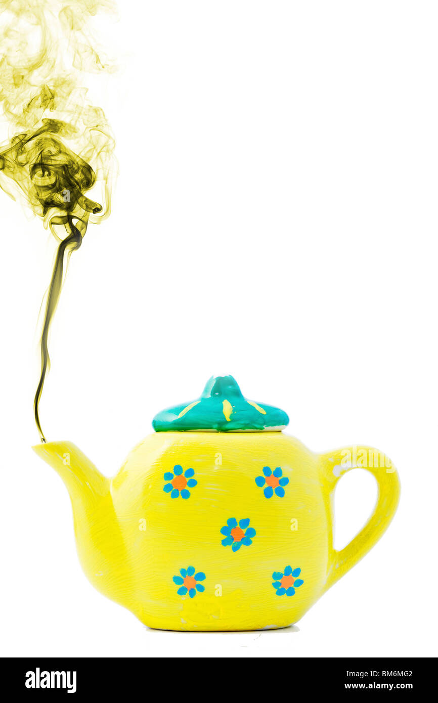 Toy giallo tè pentola con vapore proveniente al di fuori del tubo di lancio Foto Stock