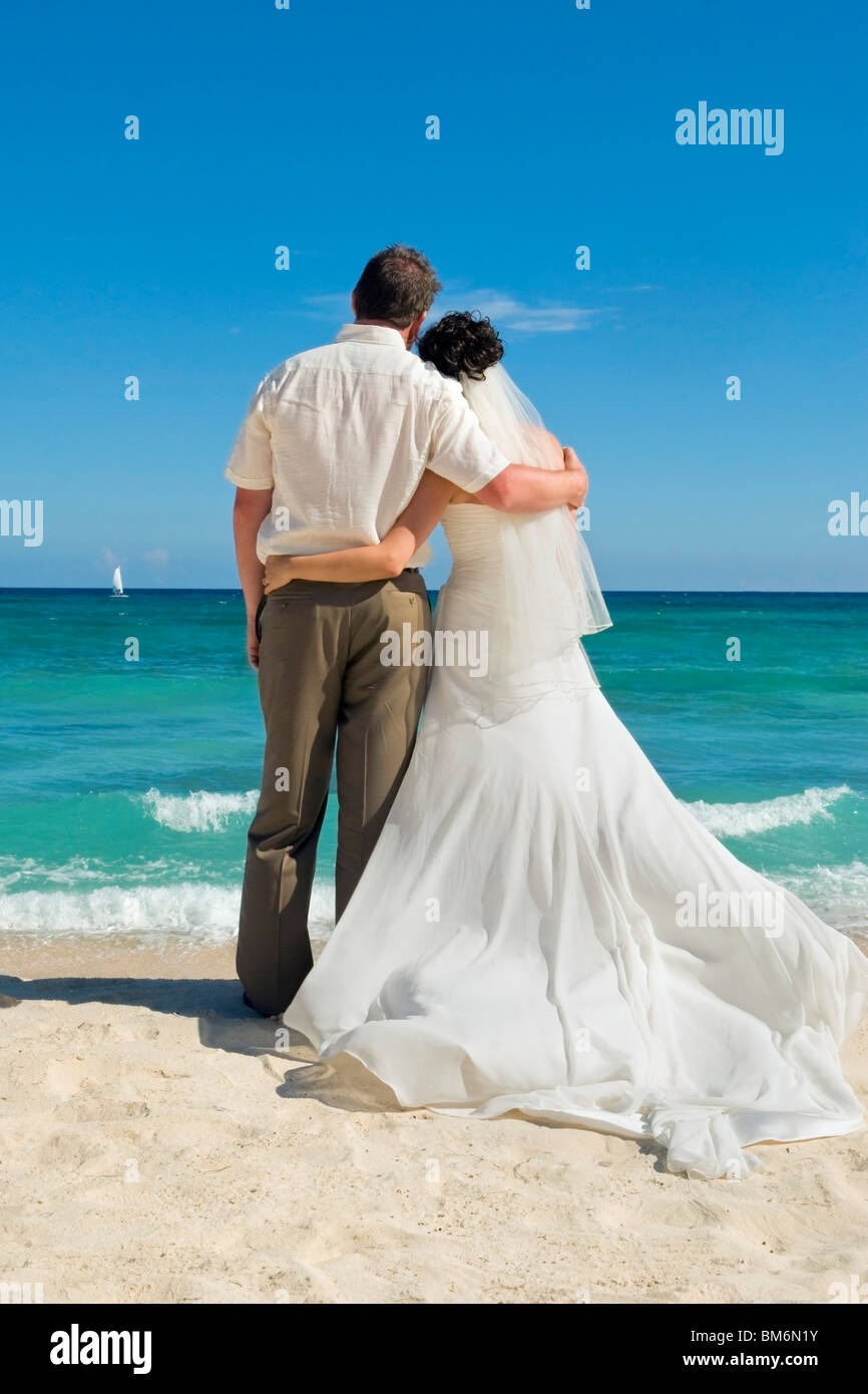 Riviera Maya, Akumal, Messico; la sposa e lo sposo in spiaggia al Gran Bahia Principe Tulum Resort tutto incluso Foto Stock