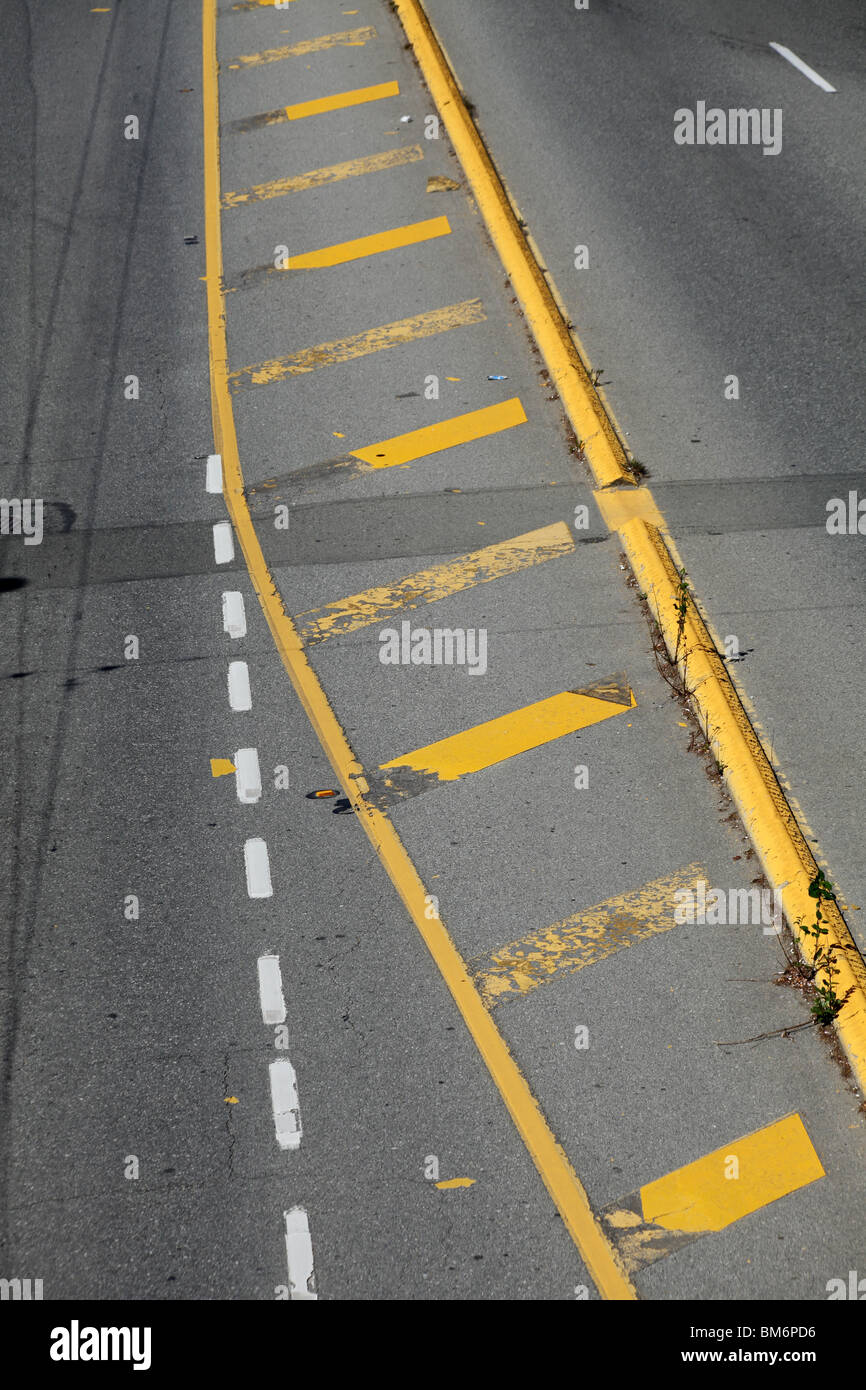 Street linea gialla per lo sfondo Foto Stock