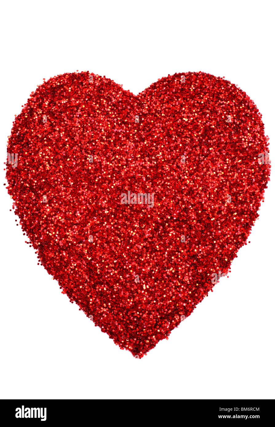 Forma di cuore realizzato dal glitter rosso su sfondo bianco Foto Stock
