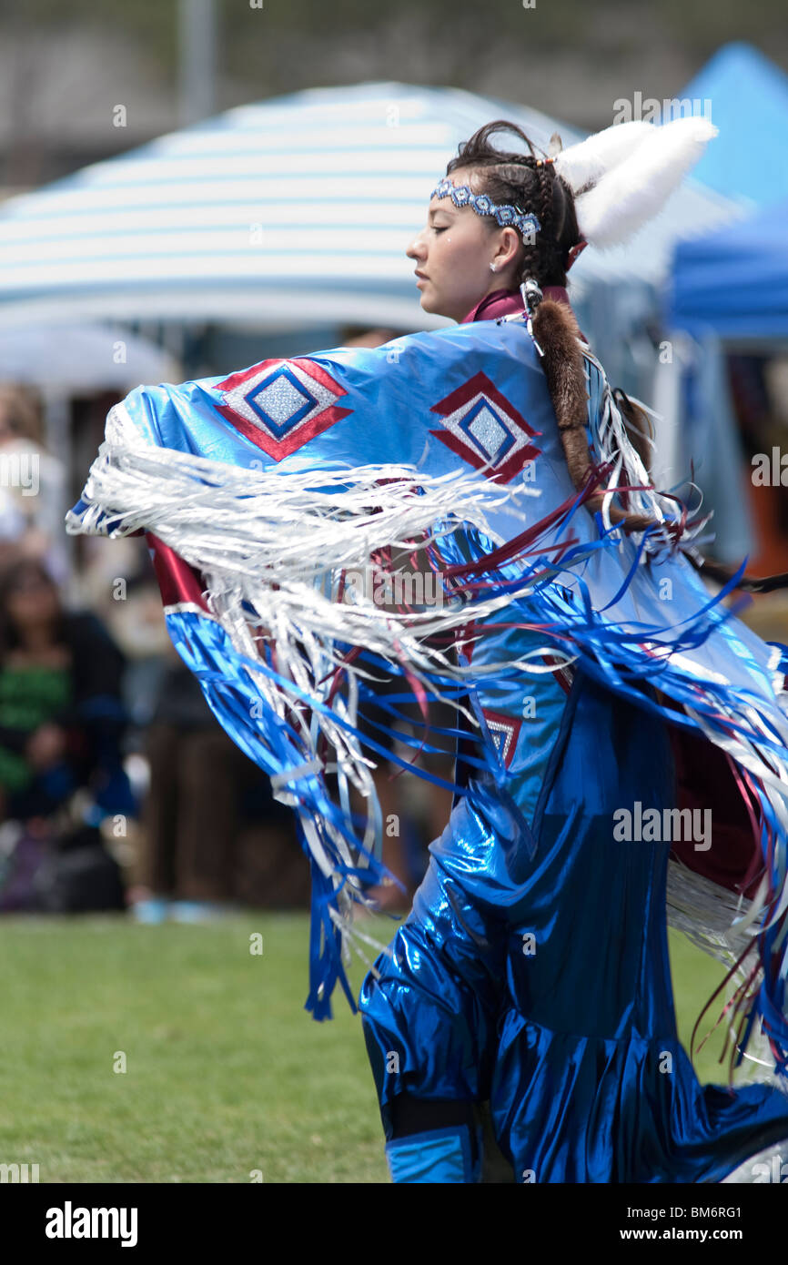 LOS ANGELES - 2 maggio: American Indian woman dancing al XXIV UCLA annuale Pow Wow a Los Angeles il 2 maggio 2009. Foto Stock