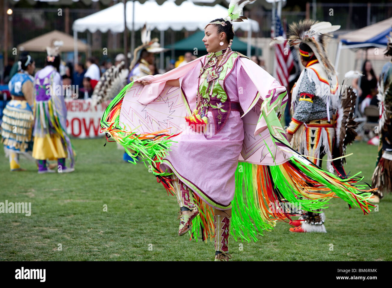 LOS ANGELES - 2 maggio: American Indian woman dancing al XXIV UCLA annuale Pow Wow a Los Angeles il 2 maggio 2009. Foto Stock