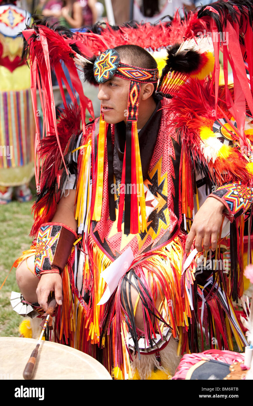 LOS ANGELES - 2 maggio: American Indian uomo tamburi al XXIV UCLA annuale Pow Wow a Los Angeles il 2 maggio 2009. Foto Stock