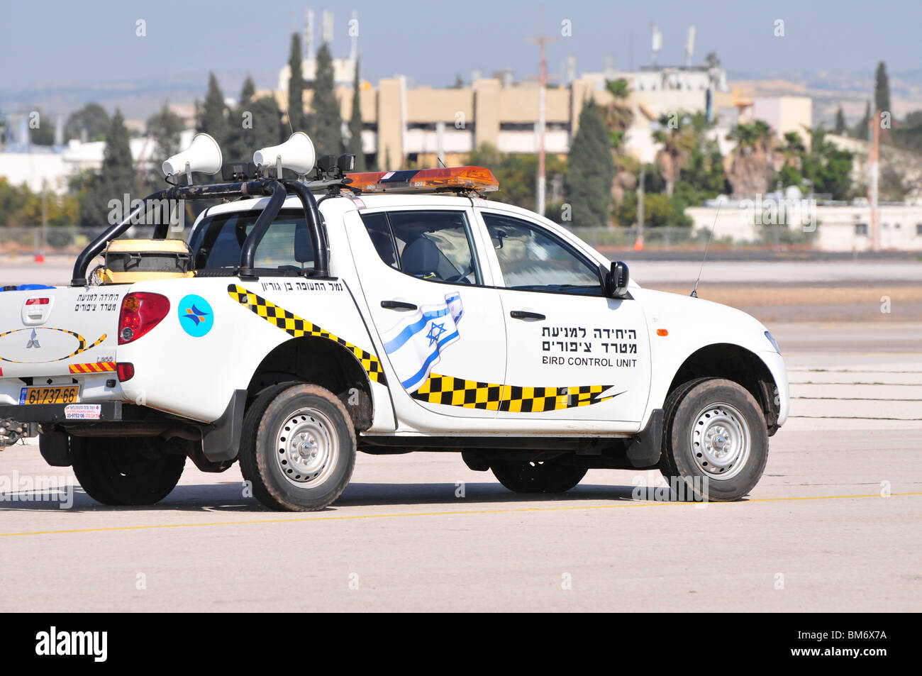 Israele, Ben-Gurion international airport follow me auto piani di guida nel loro parcheggio bay Foto Stock
