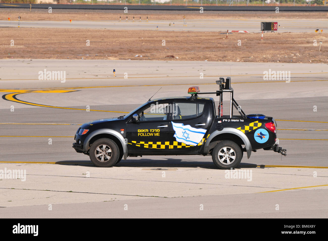 Israele, Ben-Gurion international airport follow me auto piani di guida nel loro parcheggio bay Foto Stock