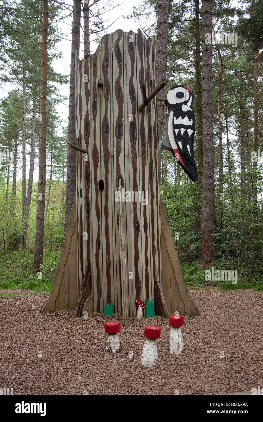 Picchio rosso maggiore statua di Alice Holt centro forestale, Farnham, Hampshire, Inghilterra, Regno Unito. Foto Stock