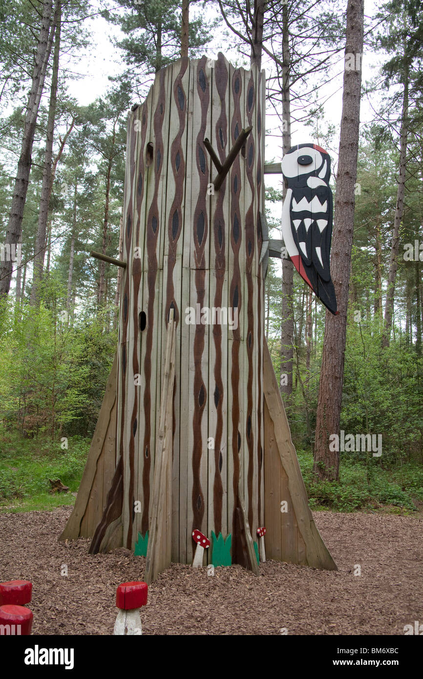 Picchio rosso maggiore statua di Alice Holt centro forestale, Farnham, Hampshire, Inghilterra, Regno Unito. Foto Stock