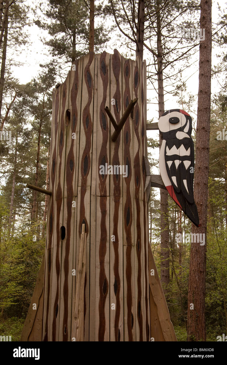 Picchio rosso maggiore statua di Alice Holt centro forestale, Farnham, Hampshire, Inghilterra, Regno Unito. Foto Stock