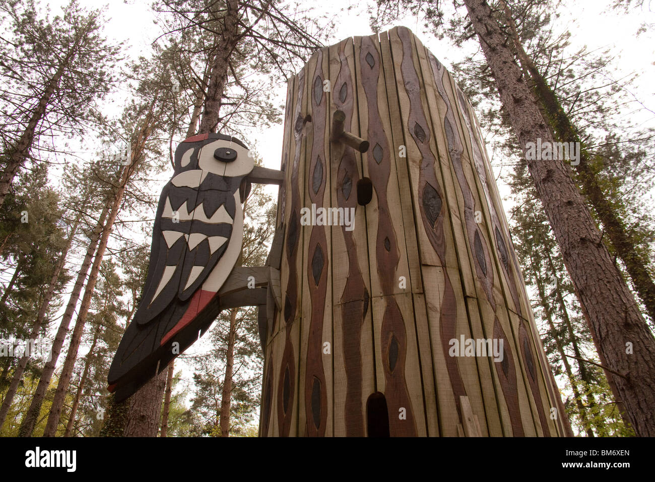 Picchio rosso maggiore statua di Alice Holt centro forestale, Farnham, Hampshire, Inghilterra, Regno Unito. Foto Stock