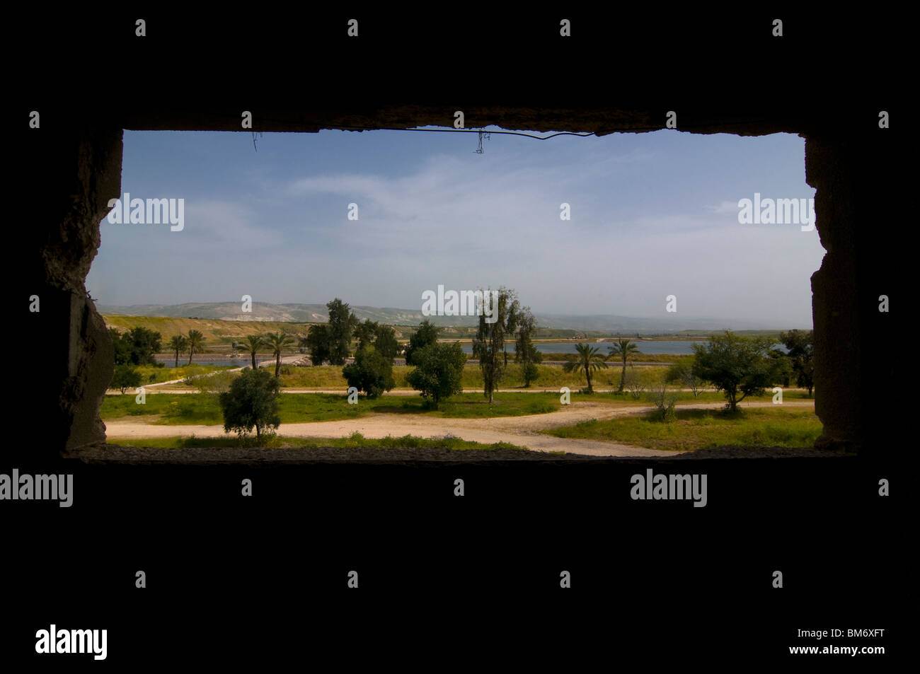 Vista da WW2 britannico polizia Taggart post situato presso il sito originale del kibbutz Gesher abbandonato dopo il 1948, nella valle del Giordano Israele Foto Stock